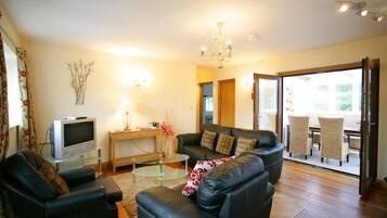 2 bedrooms, iron/ironing board, free cots/infant beds