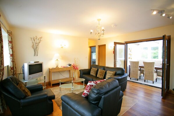 2 bedrooms, iron/ironing board, free cribs/infant beds - Rheidol (Aberystwyth)