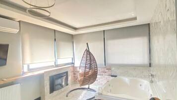 Studio Suite | Bathroom | Shower, free toiletries, hair dryer, slippers