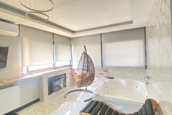 Studio Suite | Bathroom | Shower, free toiletries, hair dryer, slippers