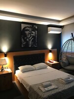 Minibar, caja de seguridad en la habitación y escritorio 