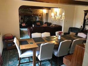 Pentre Farmhouse (6 Bedrooms) | In-room dining