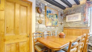 Pentre Farmhouse (6 Bedrooms) | 6 bedrooms, iron/ironing board, free WiFi, bed sheets - Pentre Farmhouse (Aberystwyth)