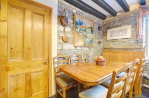 Pentre Farmhouse (6 Bedrooms) | 6 bedrooms, iron/ironing board, free WiFi, bed sheets - Pentre Farmhouse (Aberystwyth)