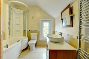 Pentre Farmhouse (6 Bedrooms) | Bathroom - Pentre Farmhouse (Aberystwyth)