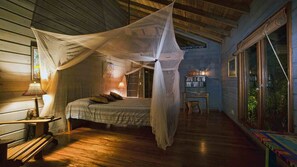 4 bedrooms, WiFi, bed sheets - Fuego Del Mar: Oceanfront Luxury Villa on Private Estate. (Roatan)