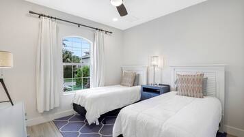 3 habitaciones, cortinas blackout y tabla de planchar con plancha