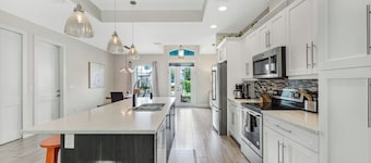 ISLAND LIFESTYLE FAMILY VACATION HOME SALT POOL