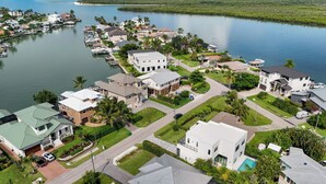 A residential area with houses, a marina, and a body of water. - ISLAND LIFESTYLE FAMILY VACATION HOME SALT POOL (Naples)