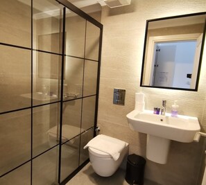 Villa | Badezimmer | Dusche, kostenlose Toilettenartikel, Haartrockner, Hausschuhe