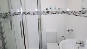 Studio, Multiple Beds, Non Smoking | Bathroom | Free toiletries, hair dryer, towels
