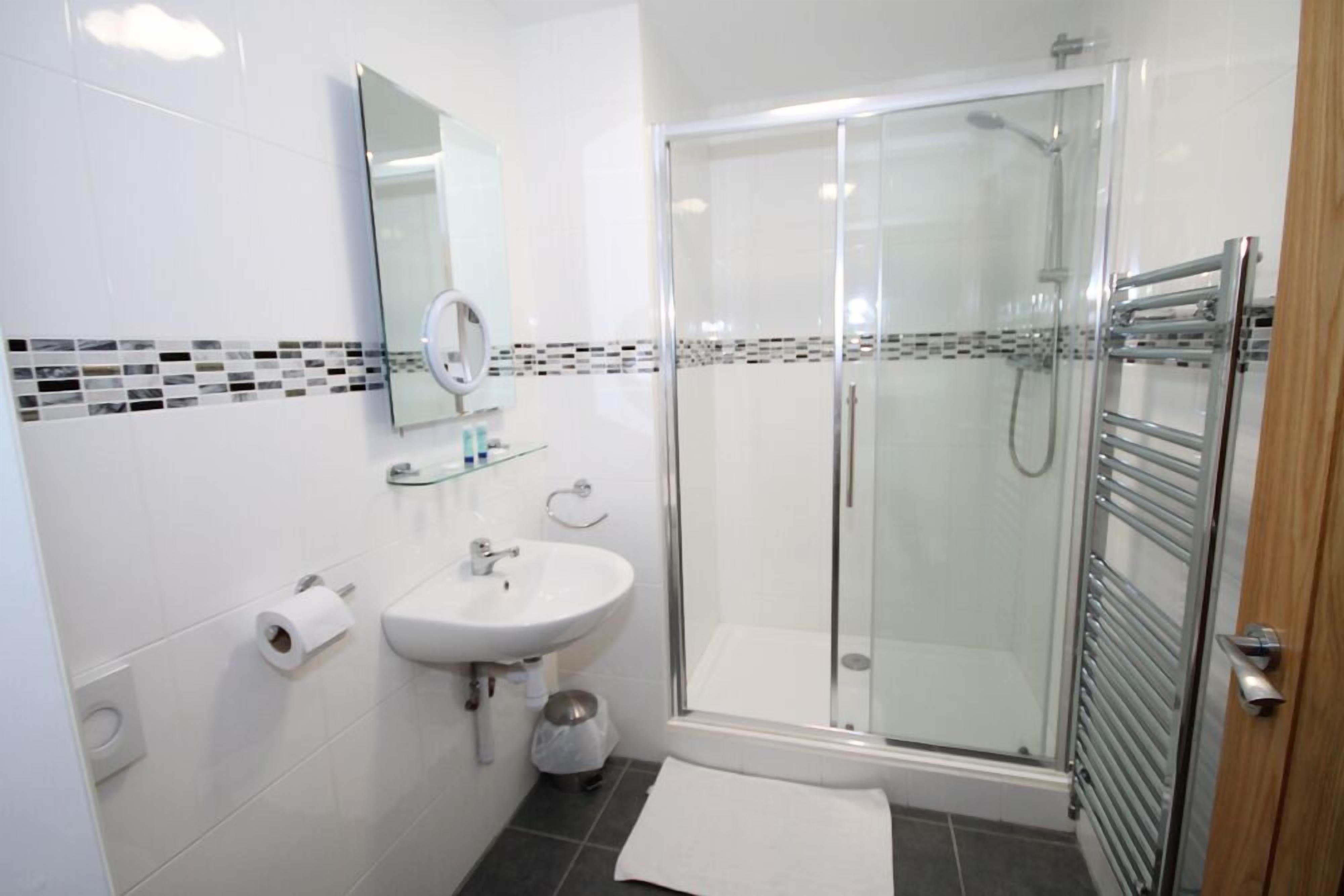 Studio, Multiple Beds, Non Smoking | Bathroom | Free toiletries, hair dryer, towels