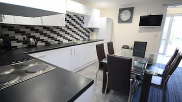 Studio, Multiple Beds, Non Smoking | Private kitchenette | Fridge, microwave, oven, stovetop