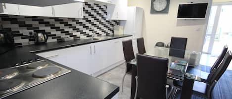 Estudio, varias camas, para no fumadores | Cocineta privada | Refrigerador, microondas, horno y parrilla de estufa