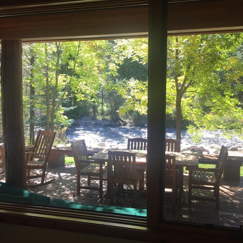 Echte Colorado Log Home Backing zum Fluss