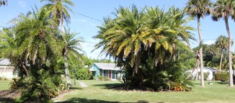 Cozy Cottage in St Lucie Village on the Indian River Lagoon with a 250 ft dock