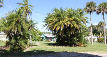 Acogedora casa de campo en St Lucie Village en Indian River Lagoon con un muelle de 250 pies