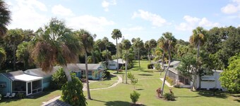 Acogedora casa de campo en St Lucie Village en Indian River Lagoon con un muelle de 250 pies 