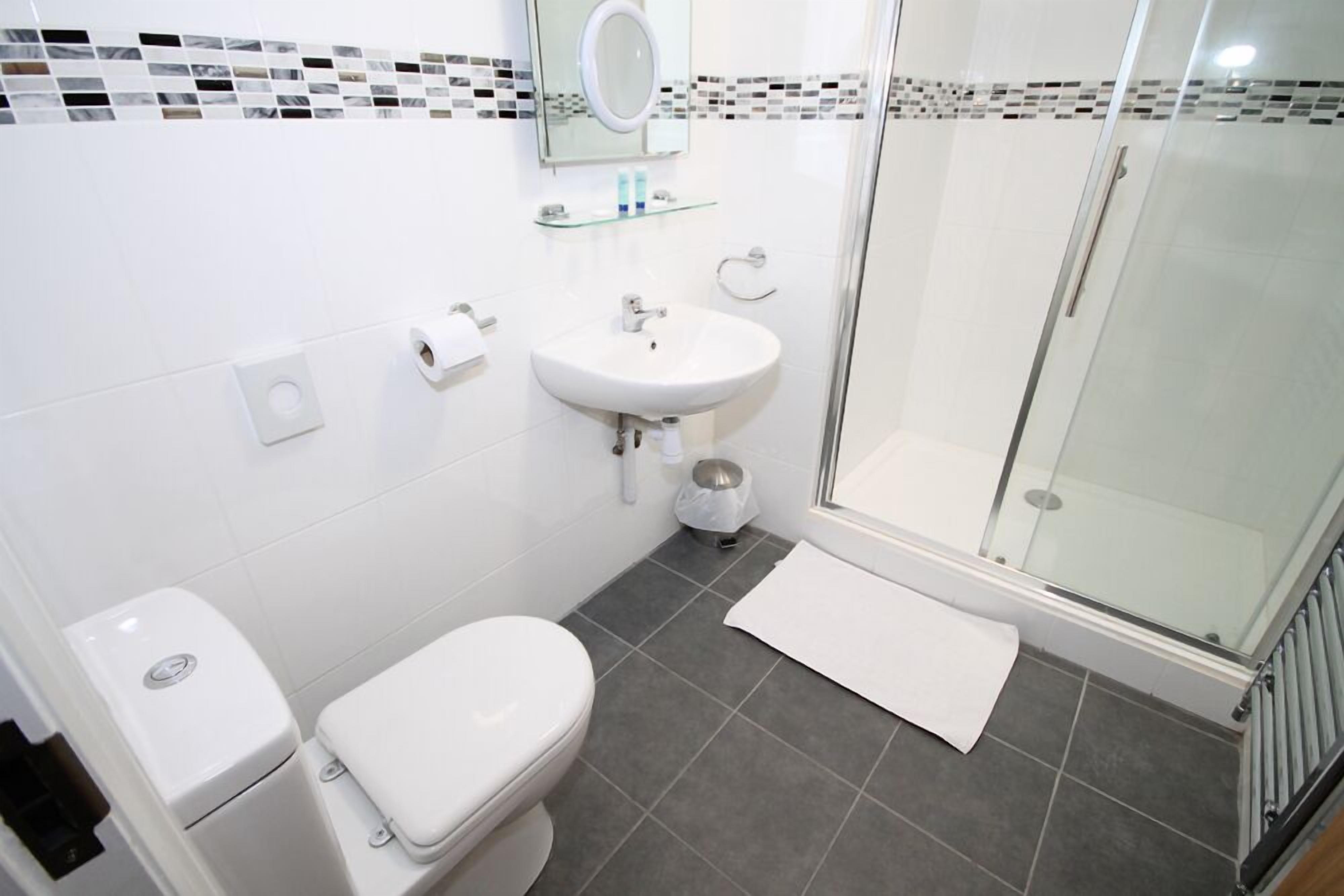 Apartment, Multiple Beds, Non Smoking | Bathroom amenities | Shower, free toiletries, hair dryer, towels