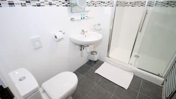 Apartment, Multiple Beds, Non Smoking | Bathroom amenities