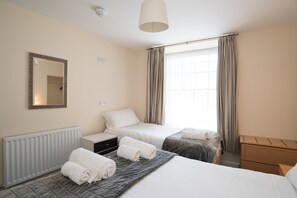 Soundproofing, iron/ironing board, free WiFi, bed sheets - Marine Apartment (Aberystwyth)