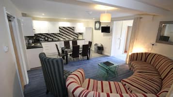 Apartment, Multiple Beds, Non Smoking | Living area | Flat-screen TV