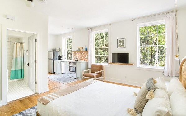 Iron/ironing board, free WiFi, bed sheets