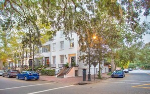 Exterior - The Park House: Gorgeous Studio on the Square near Fountain by Lucky Savannah (Savannah)