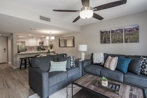 Smart TV, DVD player - Walking distance to MIll Ave, Tempe Beach Park, Sun Devil Stadium, ASU. UPDATED! (Tempe)