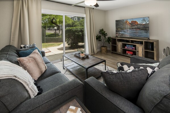 Smart TV, DVD player - Walking distance to MIll Ave, Tempe Beach Park, Sun Devil Stadium, ASU. UPDATED! (Tempe)