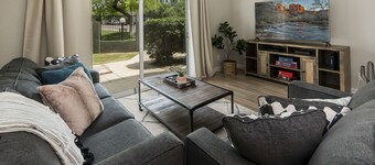 Walking distance to MIll Ave, Tempe Beach Park, Sun Devil Stadium, ASU. UPDATED!