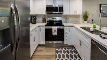 Jääkaappi, mikroaaltouuni, uuni, liesi