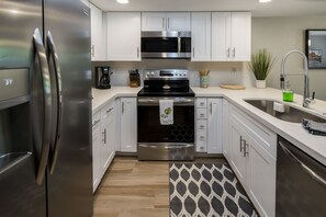 Fridge, microwave, oven, stovetop - Walking distance to MIll Ave, Tempe Beach Park, Sun Devil Stadium, ASU. UPDATED! (Tempe)