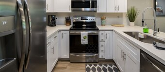 Walking distance to MIll Ave, Tempe Beach Park, Sun Devil Stadium, ASU. UPDATED!