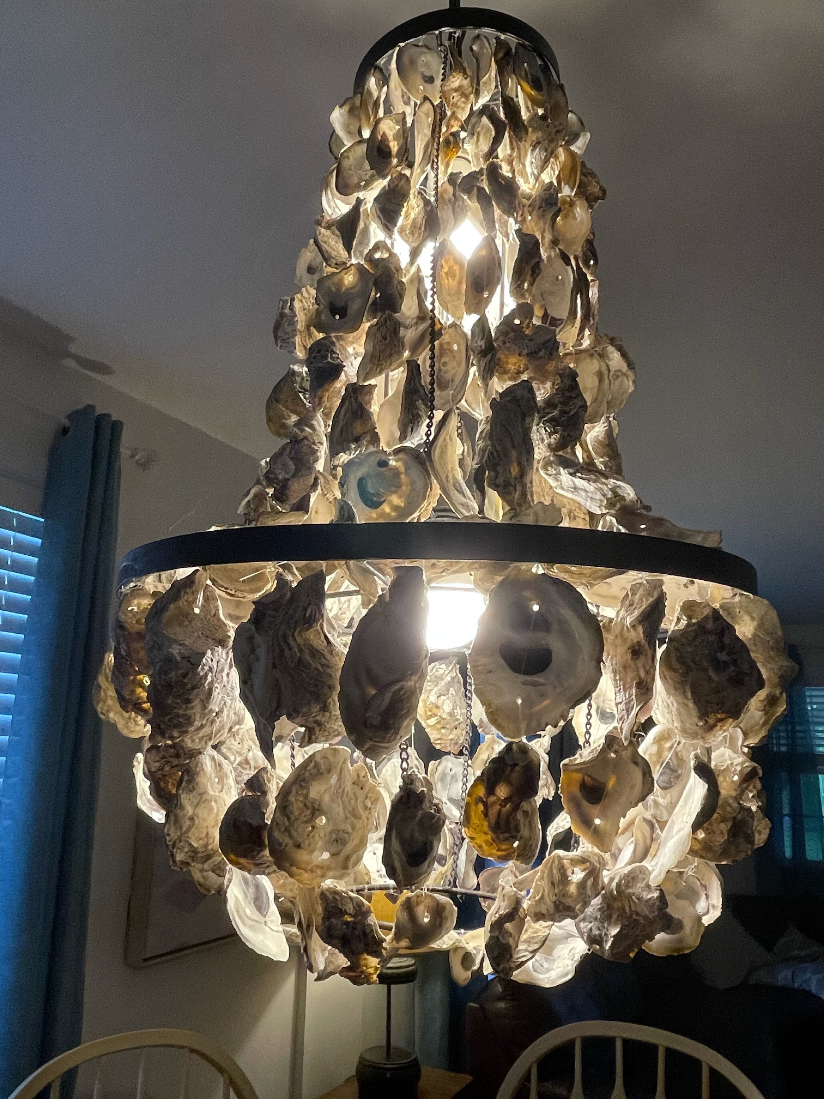 Ein Kronleuchter aus unterschiedlich geformten und -großen Glaselementen.