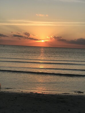 Playa en los alrededores y camastros 