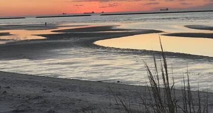 Perheystävällinen 3 korttelia rannalle, jossa on suuret mukavuudet