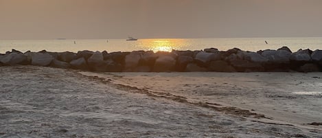 Perto da praia, espreguiçadeiras