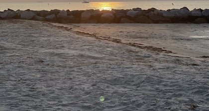 Perheystävällinen 3 korttelia rannalle, jossa on suuret mukavuudet