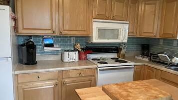 Geladeira, micro-ondas, fogão, cooktop