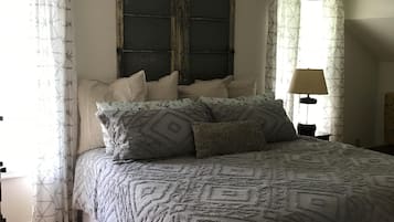 4 bedrooms, desk, WiFi (free), bed sheets