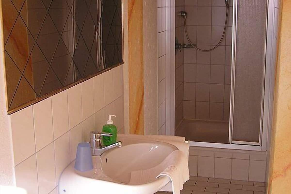 shower, rainfall showerhead, free toiletries, hair dryer