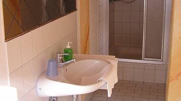 Shower, rainfall showerhead, free toiletries, hair dryer