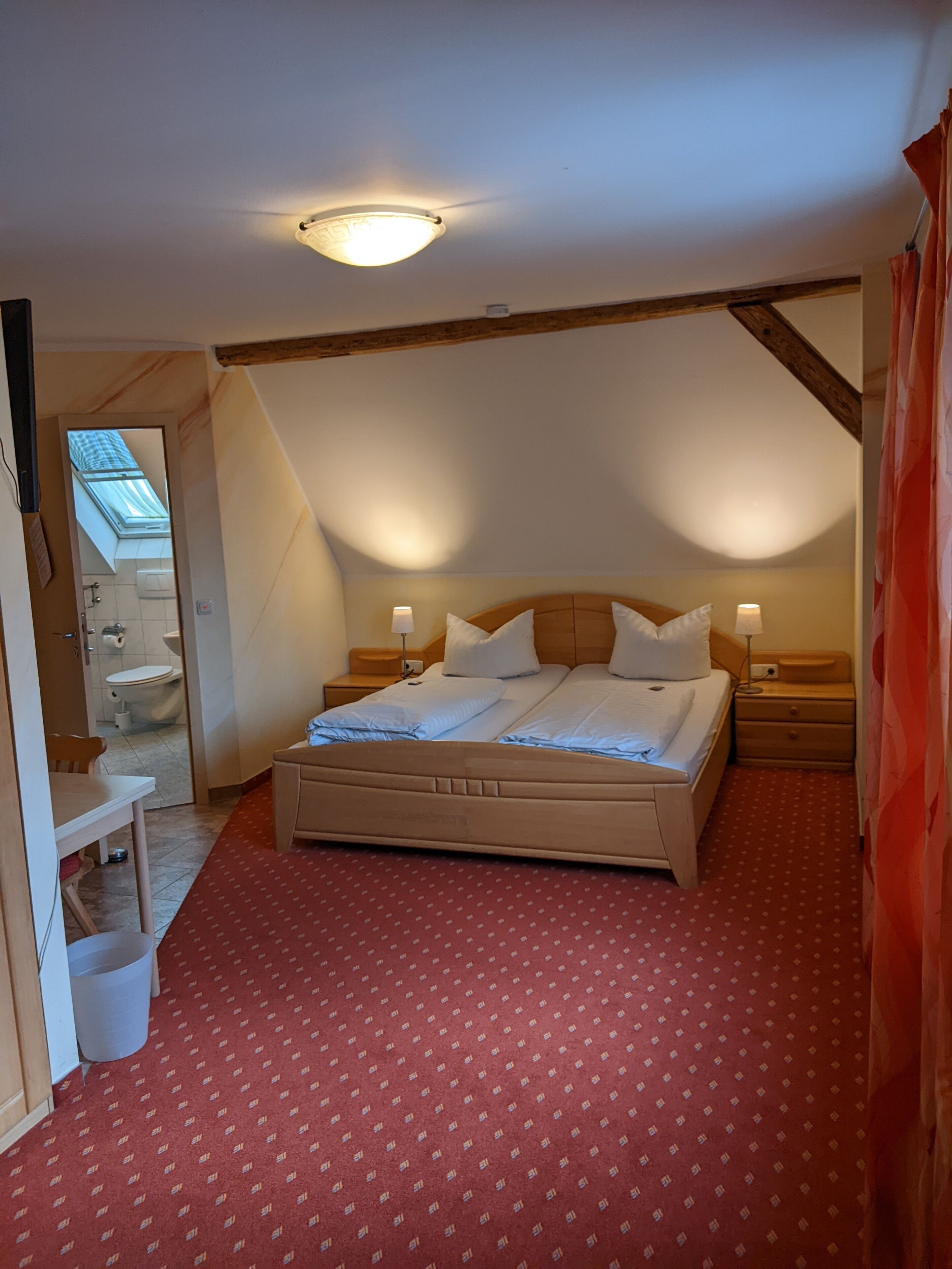 Basic Double Room, 1 Double Bed | Desk, iron/ironing board, cribs/infant beds, rollaway beds