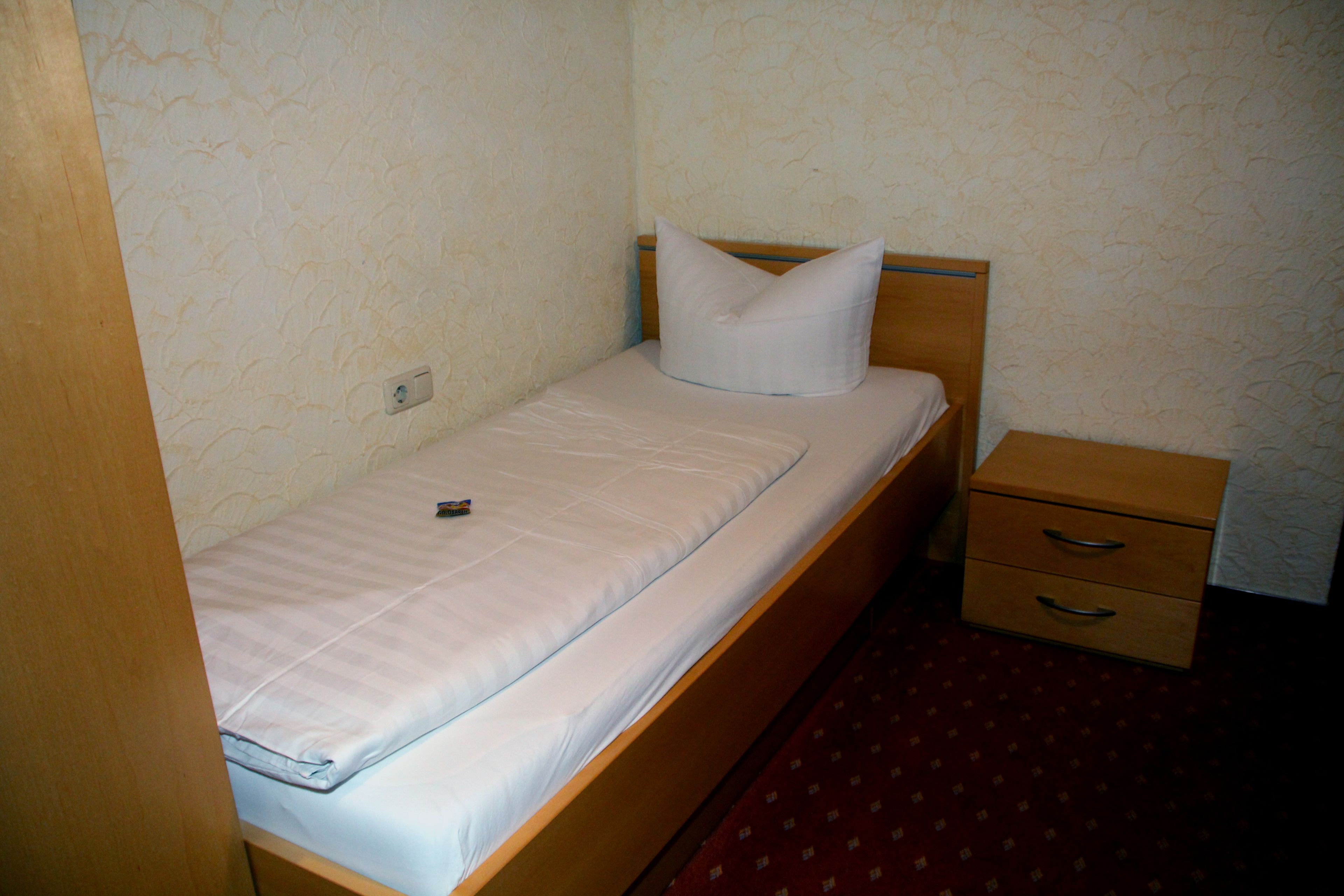 single room | 1 bedroom, desk, iron/ironing board, cots/infant beds