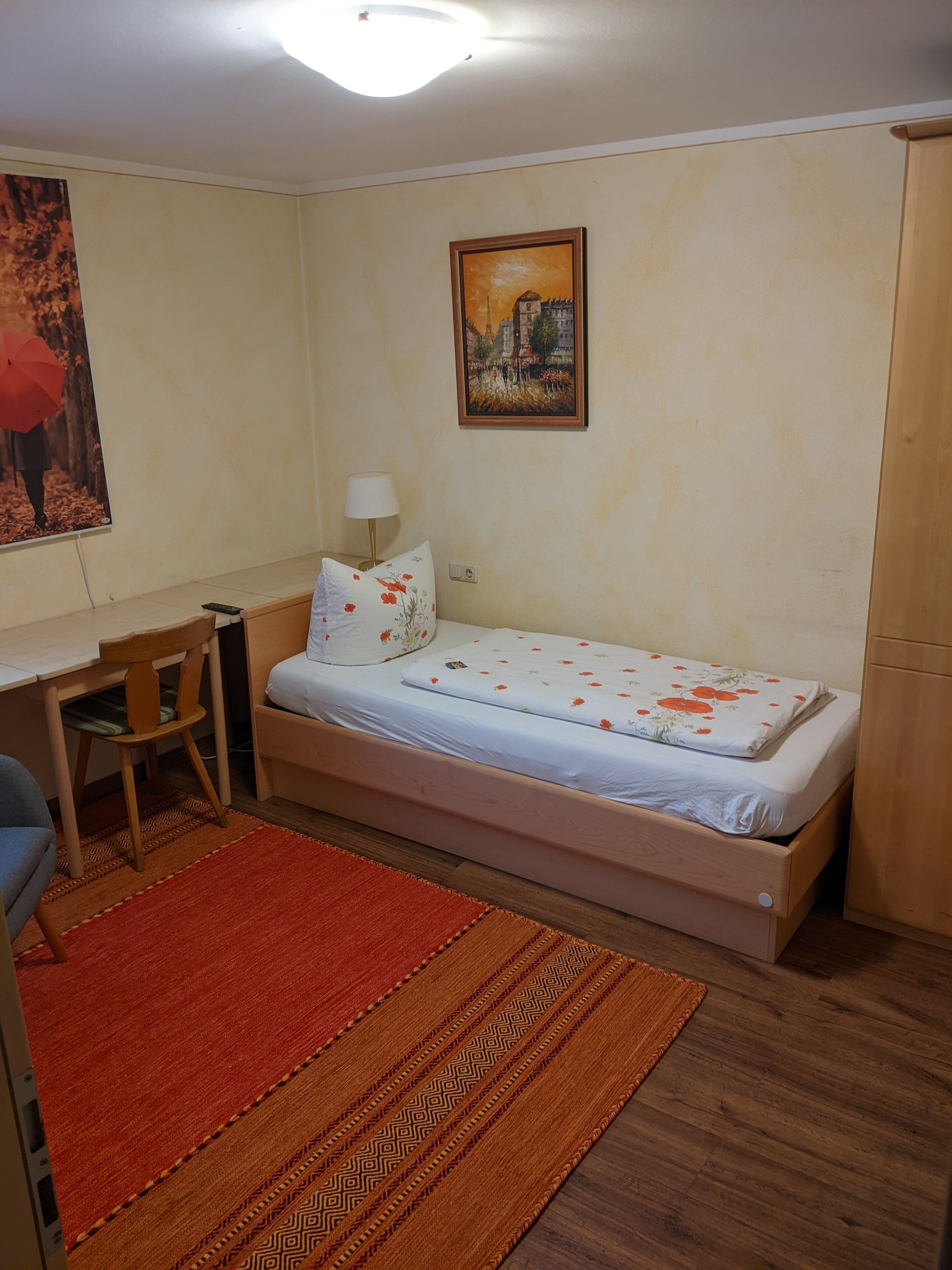 single room | 1 bedroom, desk, iron/ironing board, cots/infant beds