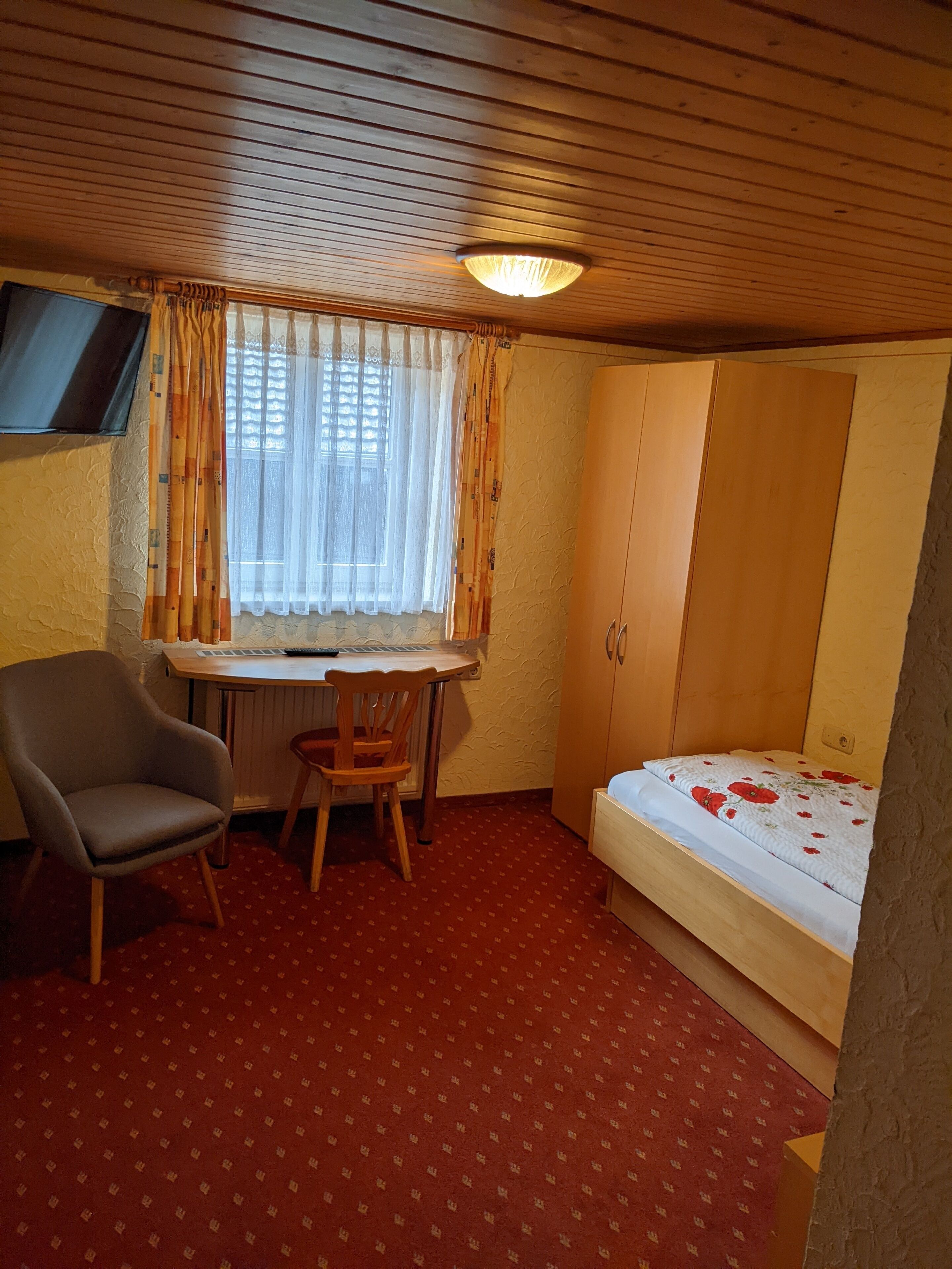 single room | 1 bedroom, desk, iron/ironing board, cots/infant beds