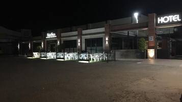 Depan hartanah - siang/malam