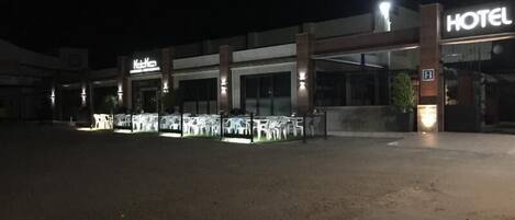 Fassade der Unterkunft – Abend/Nacht