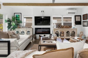 LED TV, fireplace, Netflix, streaming services